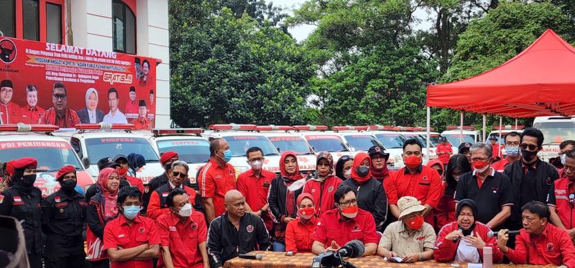 program Team Medis Keliling Desa yang terdiri dari dokter dan perawat serta tim teknis lapangan yang secara marathon melakukan pemeriksaan kesehatan, pengobatan dan kaca mata baca gratis 