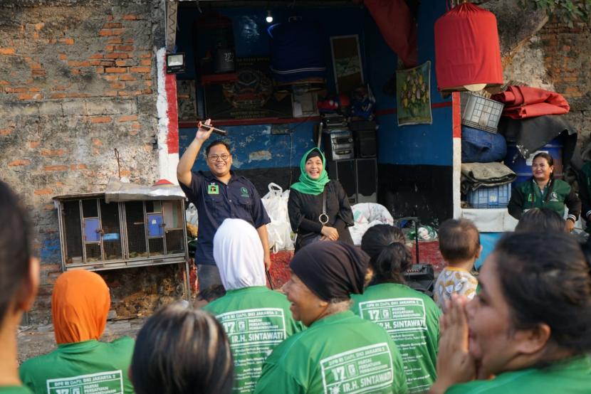 program Tebus Murah Sembako di Pasar Baru, Kecamatan Sawah Besar. 