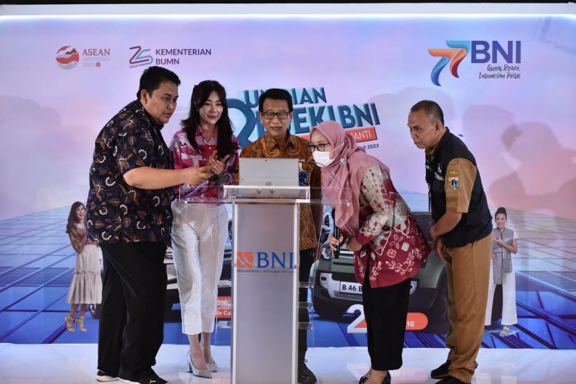 Program Undian Rejeki BNI #GaPakeNanti merupakan program undian untuk nasabah loyal PT Bank Negara Indonesia (Persero) Tbk yang aktif bertransaksi menggunakan produk tabungan BNI yang telah berlangsung sejak September 2022 hingga 30 April 2023.