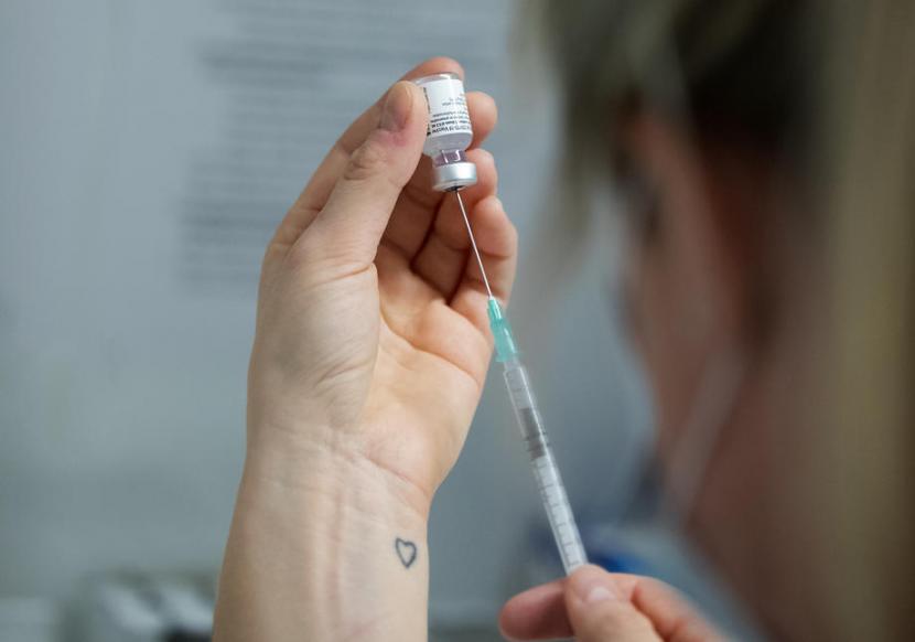 Program vaksinasi putaran kedua digulirkan bagi penghuni panti Lillohjemmet di Oslo, Norway, Seni (18/1) dengan menggunakan vaksin Pfizer-BioNtech.