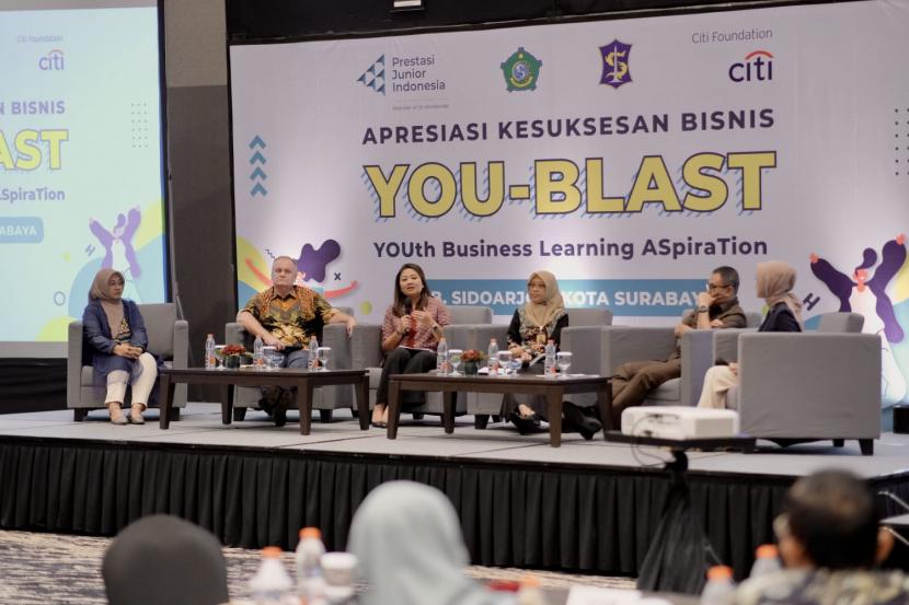 Program YOUth Business Learning ASpiraTion (YOU-BLAST) akan segera memasuki tahun implementasi kedua untuk menjaring 300 pengusaha muda baru di Sidoarjo, Surabaya, dan Bandung Raya serta mendukung mereka dalam mengakselerasi peningkatan skala bisnisnya. 