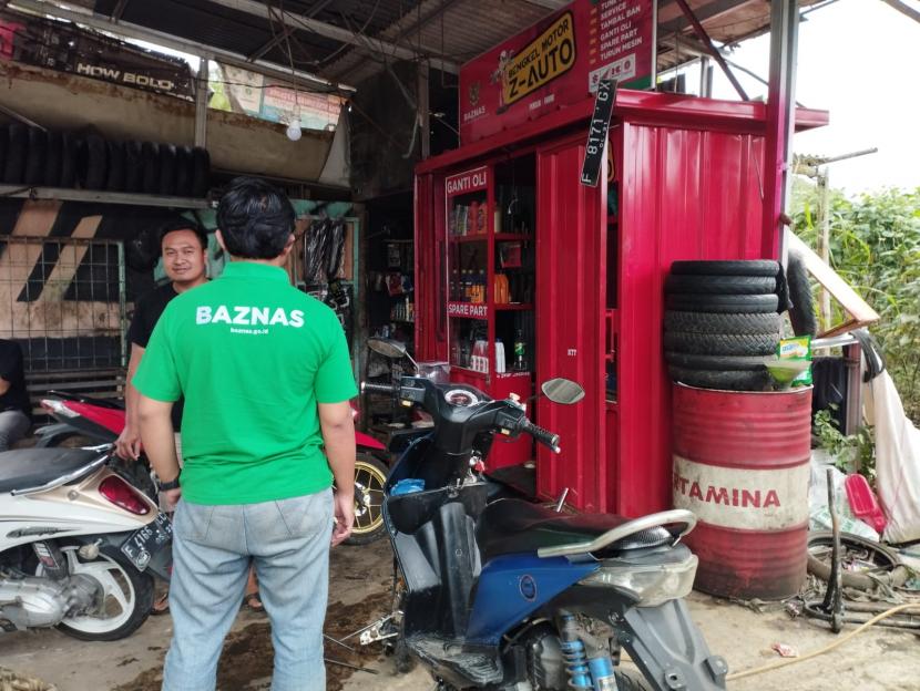 Program Z-Auto yang digagas Badan Amil Zakat Nasional (Baznas) RI telah berhasil mengangkat perekonomian mustahik penerima manfaat. Seperti yang dirasakan Fahmi, yang memiliki bengkel Z-Auto di Caringin, Kabupaten Bogor, Jawa Barat. 