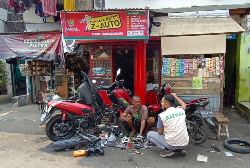 Program Z-Auto yang digagas Badan Amil Zakat Nasional (Baznas) RI telah berhasil meningkatkan perekonomian mustahik penerima manfaat hingga bisa memiliki rumah. Hal ini dirasakan Romi (49), yang memiliki bengkel Z-Auto di Jl Manggarai selatan II, DKI Jakarta. 