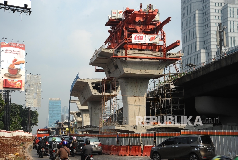 Progres pembangunan fly over di ruas simpang jalan Gatot Subroto Prof Saharjo di kawasan Pancoran, Jakarta, salah satu proyek yang ternyata belum memiliki amdal lalu lintas (ilustrasi) 