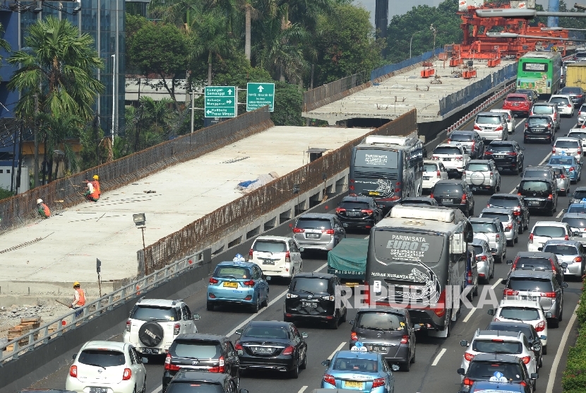 Progres pembangunan flyover di ruas simpang jalan Gatot Subroto Prof Saharjo di kawasan Pancoran, Jakarta, Selasa (19/9).