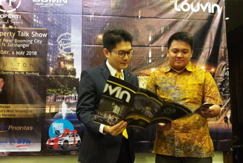 Project Ambassador Louvin Premium Apartment Ronny Wuisan (kiri) dan Supervisor Property Consultant PP Properti Riki Rifani mengamati foto Louvin Premium Apartment yang dibangun di Jatinagor dalam acara Property Talkshow The Next Booming City is Jatinangor,