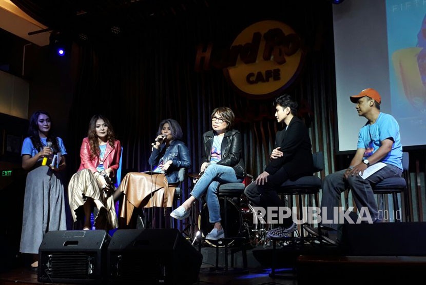 Promotor konser Fifth Harmony pada konferensi pers PSA Tour 2018 di Hard Rock Cafe Jakarta, Kamis (14/12). Grup musik asal Amerika Serikat itu akan menggelar konser di The Kasablanka, Jakarta, pada 12 Maret 2018.