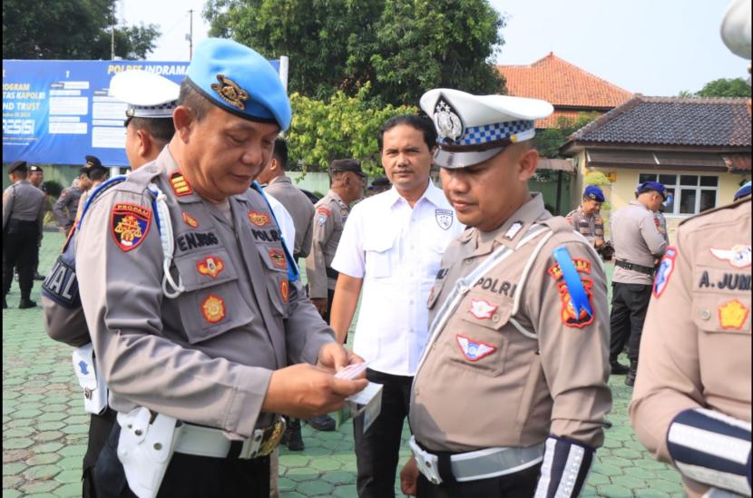 Propam Polres Indramayu melaksanakan kegiatan Penegakan Ketertiban dan Disiplin (Gaktibplin) di Mako Polres Indramayu, Senin (14/10/2024). 