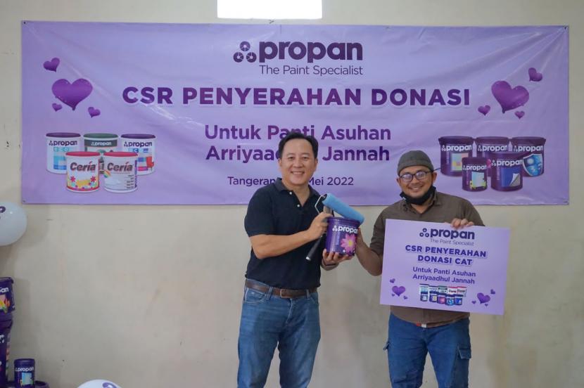 Propan Raya menyalurkan donasi berupa uang tunai dan cat ke Panti Asuhan Arriyadhul Jannah Tangerang.