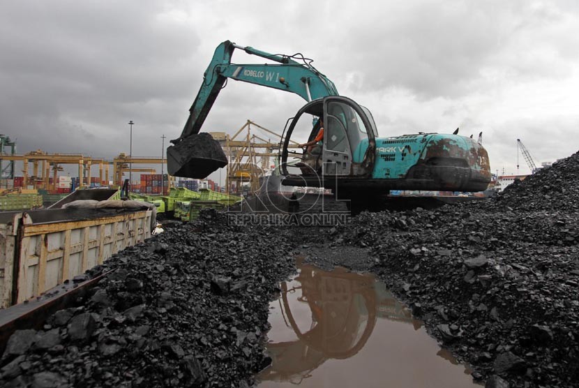Proses bongkar muat batu bara dari kapal ke truk pengangkut di Pelabuhan Tanjung Priok, Jakarta Utara, Ahad (12/1).  