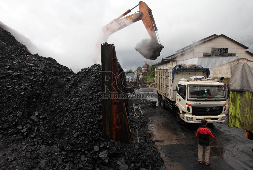 Proses bongkar muat batu bara dari kapal ke truk pengangkut di Pelabuhan Tanjung Priok, Jakarta Utara, Ahad (12/1). 