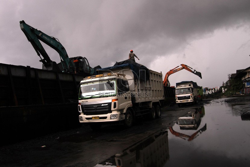 Proses bongkar muat batu bara dari kapal ke truk pengangkut di Pelabuhan Tanjung Priok, Jakarta Utara, Ahad (12/1).  (Republika/Adhi Wicaksono)