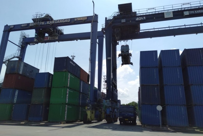 Proses bongkar muat di pelabuhan peti kemas PT Kaltim Karingau Terminal (KKT), Balikpapan, Kalimantan Timur. 