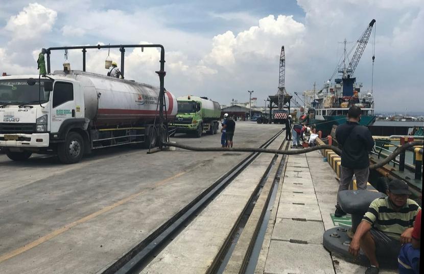 Proses bongkar muatan minyak goreng curah pasokan untuk Jawa Tengah, di Pelabuhan Tanjung Emas Semarang, Kamis (7/4).