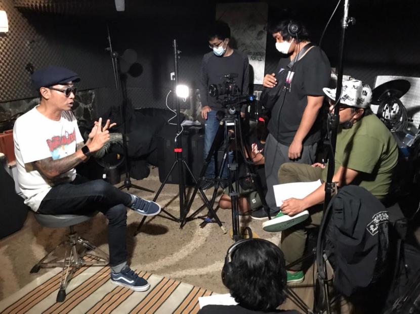 Proses di balik layar pembuatan film dokumenter Gelora Magnumentary: Saparua  yang tayang mulai 15 Juni 2021. 