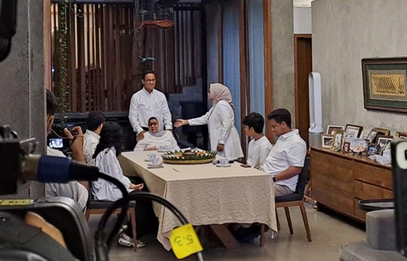 Proses doa dan sungkeman capres nomor urut 1 Anies Baswedan sebelum melakukan pencoblosan di kawasan Cilandak, Jakarta Selatan, Rabu (14/2/2024). 