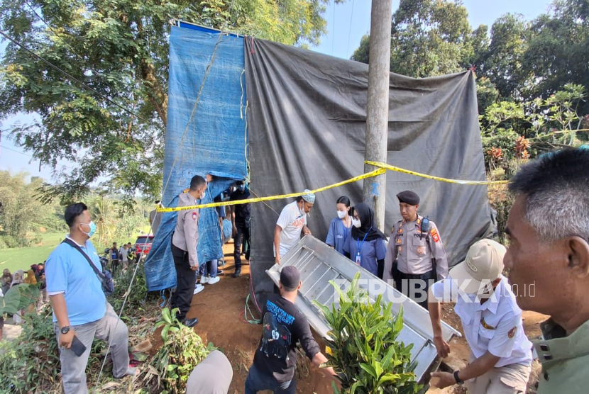 Polisi Ekshumasi Makam Yayat yang Meninggal Usai Keributan Warga dengan Penagih Utang