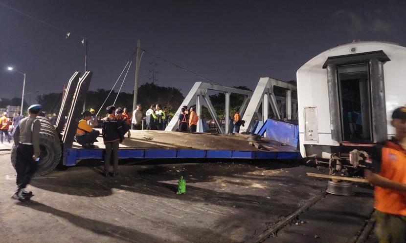  Proses evakuasi bagian truk yang terlibat kecelakaan dengan KA Brantas di perlintasan sebidang. 1.142 kecelakaan kereta terjadi di perlintasan sebidang pada kurun waktu 2019 hingga 2022. 