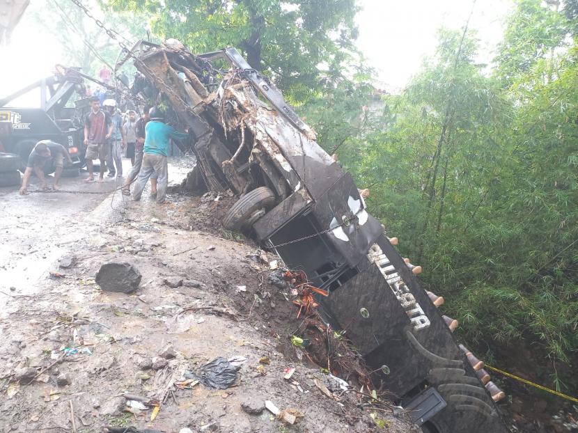 Proses evakuasi bangkai bus pariwisata yang mengalami kecelakaan di Jalan Nasional yang berada di Kecamatan Rajapolah, Kabupaten Tasikmalaya, Sabtu (25/6/2022). Akibat kecelakaan yang terjadi pada Sabtu dini hari itu, sebanyak tiga orang meninggal dunia dan puluhan penumpang lainnya luka-luka.