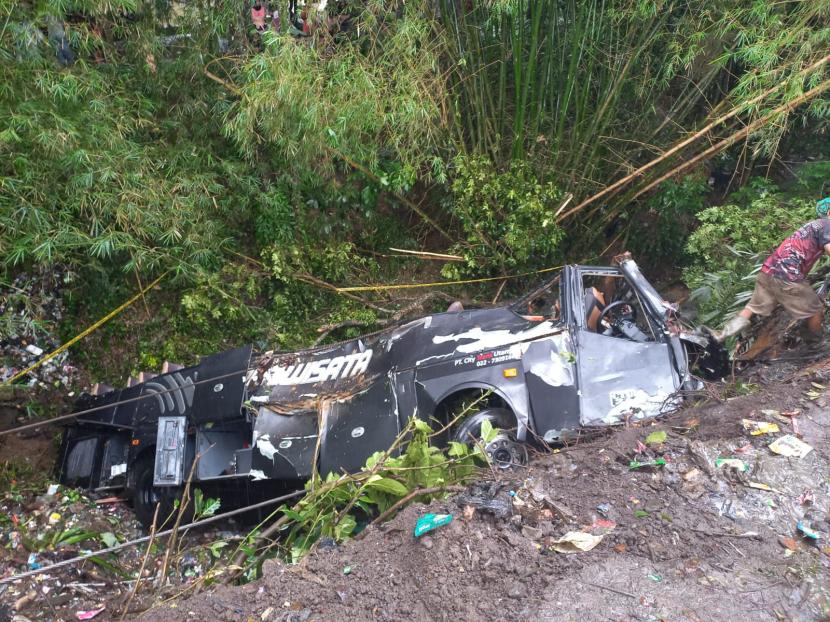  Proses evakuasi bangkai bus pariwisata yang mengalami kecelakaan di Jalan Nasional yang berada di Kecamatan Rajapolah, Kabupaten Tasikmalaya, Sabtu (25/6/2022). Akibat kecelakaan yang terjadi pada Sabtu dini hari itu, sebanyak tiga orang meninggal dunia dan puluhan penumpang lainnya luka-luka. 