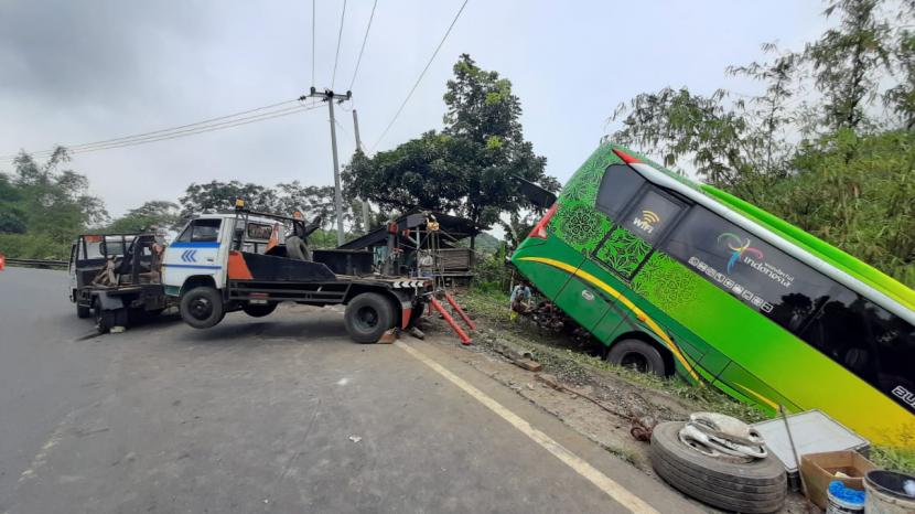 Proses evakuasi bus masuk ke dalam jurang di Jalur Gentong, Kabupaten Tasikmalaya, Selasa (15/12).
