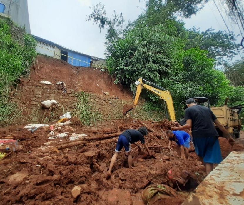 Proses evakuasi dan pembersihan tanah longsor di kawasan Perumahan Puri Pamulang, Tangerang Selatan (Tangsel), Kamis (13/1/2022). 