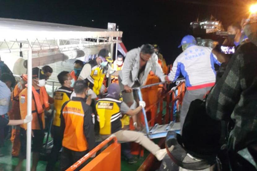 Proses evakuasi dan pencarian korban kapal nelayan Kasih 025 yang tenggelam pada hari Minggu siang (5/7) dilanjutkan kembali pagi ini (6/7) oleh Tim SAR bersama instansi terkait lain. 