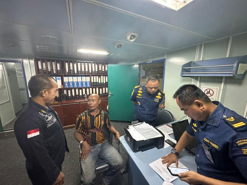 Proses evakuasi dilakukan dengan kolaborasi antara Nakhoda Kapal Patroli KPLP KN Sarotama P112 dan pihak APMM Malaysia.