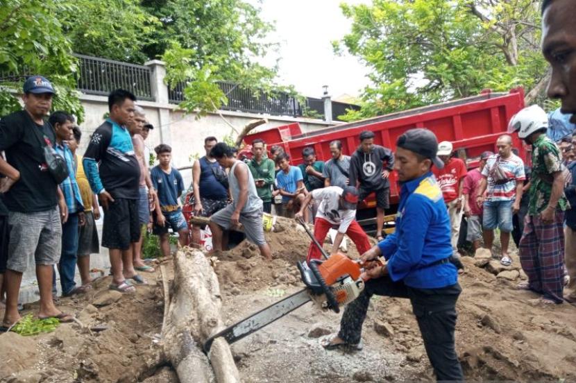 Proses evakuasi dump truk yang mengalami kecelakan di Jalan Desa Sumberkolak, Kecamatan Panarukan, Situbondo, Jawa Timur, Sabtu (20/1/2024).