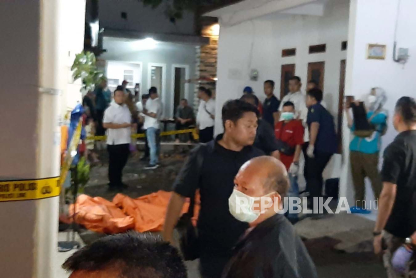 Proses evakuasi empat jenazah anak di Jagakarsa, Jakarta Selatan yang diduga meninggal karena dikunci di dalam kamar oleh ayahnya sendiri, Rabu (6/12/2023). 