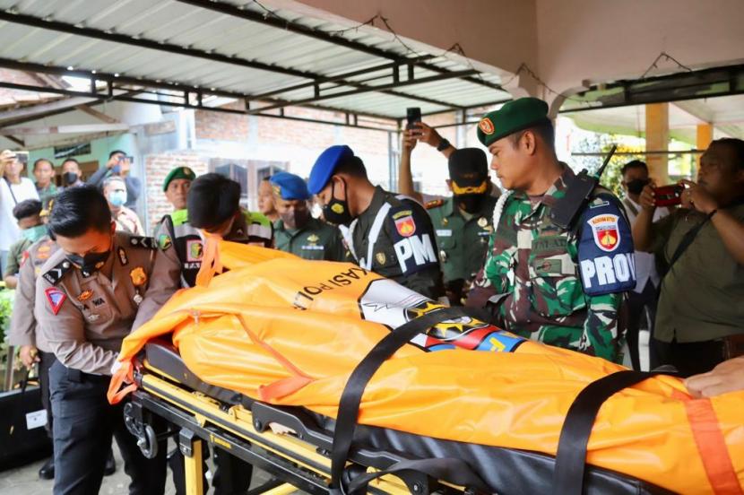 Proses evakuasi jenazah Kopda Muslimin usai ditemukan meninggal dunia di rumah orang tuanya di Desa Trompo, Kecamatan/ Kabupaten Kendal, Jawa Tengah, Kamis (28/7).