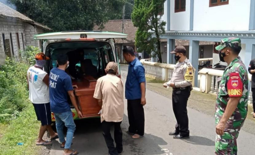 Proses evakuasi jenazah Rusmin (62) warga RT 02/ RW 01 Desa Jembrak, Kecamatan Pabelan, Kabupaten Semarang yang ditemukan sudah meninggal dunia di dalam rumah kosong di Desa Sukoharjo, Kecamatan Pabelan, Selasa (11/1). 