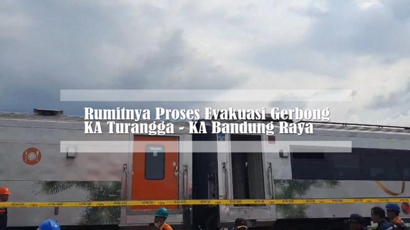 Proses evakuasi KA Turangga - KA Bandung Raya