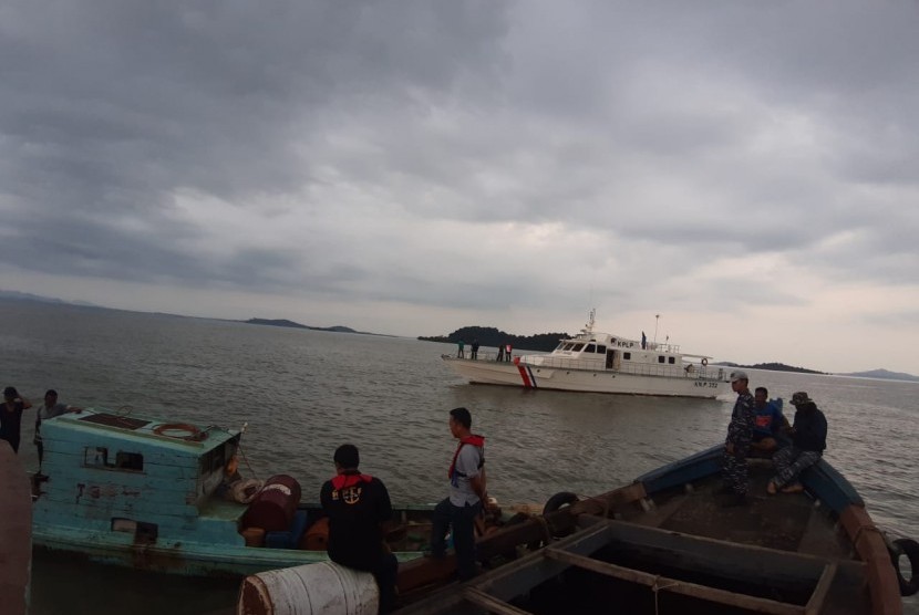 Proses evakuasi kapal akan dilakukan esok hari menunggu cuaca cerah. 