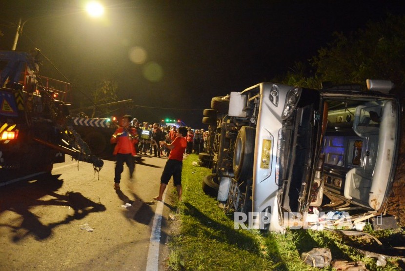 Proses evakuasi kecelakaan bus pariwisata dengan nomor polisi F 7259 AA, di Tanjakan Emen, Kecamatan Ciater, Kabupaten Subang, Sabtu (10/2).