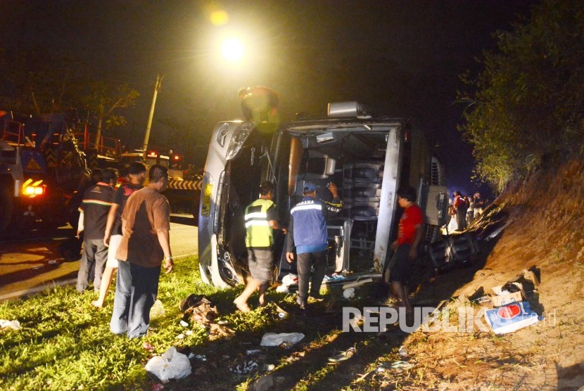 Proses evakuasi kecelakaan bus pariwisata dengan nomor polisi F 7259 AA, di Tanjakan Emen, Kecamatan Ciater, Kabupaten Subang, Sabtu (10/2).