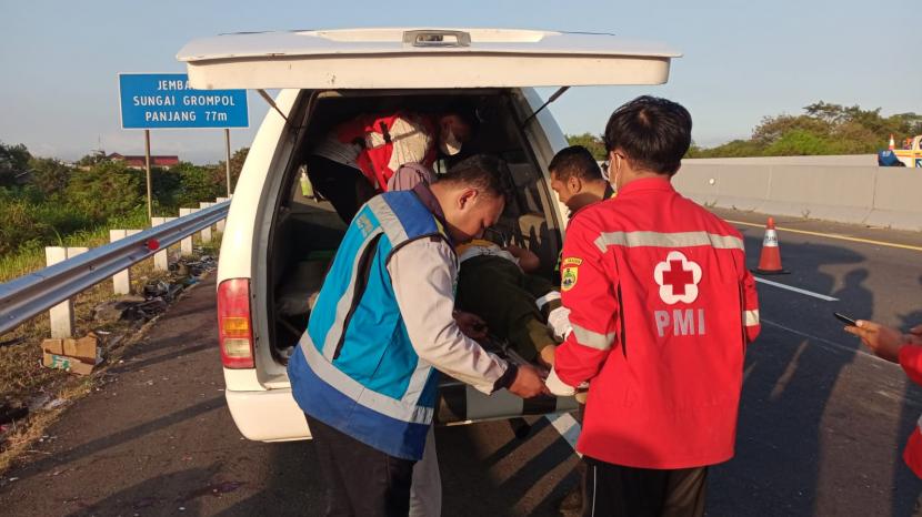 Proses evakuasi korban kecelakaan di tol Solo-Ngawi, Selasa (27/6/2023) pagi