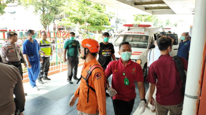   Proses evakuasi korban kecelakaan tunggal bus yang masuk ke sungai dan terguling, di kawasan wisata Guci, Kabupaten Tegal, ke fasilitas layanan kesehatan terdekat, Ahad (7/5). Korban meninggal dari bus masuk jurang di Guci, Tegal bertambah jadi dua orang.