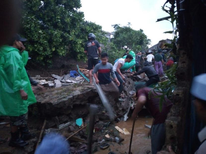 Proses evakuasi korban longsor di Kampung Pasir Pogor, Desa Cipelang, Kecamatan Cijeruk, Kabupaten Bogor.