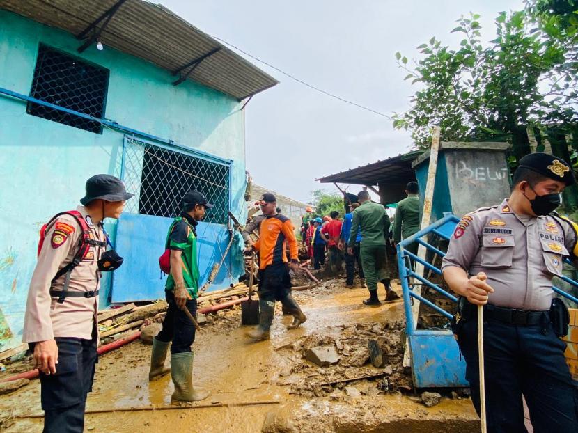 Proses evakuasi korban longsor di Kampung Pasir Pogor, Desa Cipelang, Kecamatan Cijeruk, Kabupaten Bogor, Ahad (22/5).
