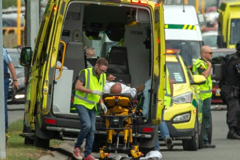 Proses evakuasi korban penembakan di masjid Christchurch, Selandia Baru