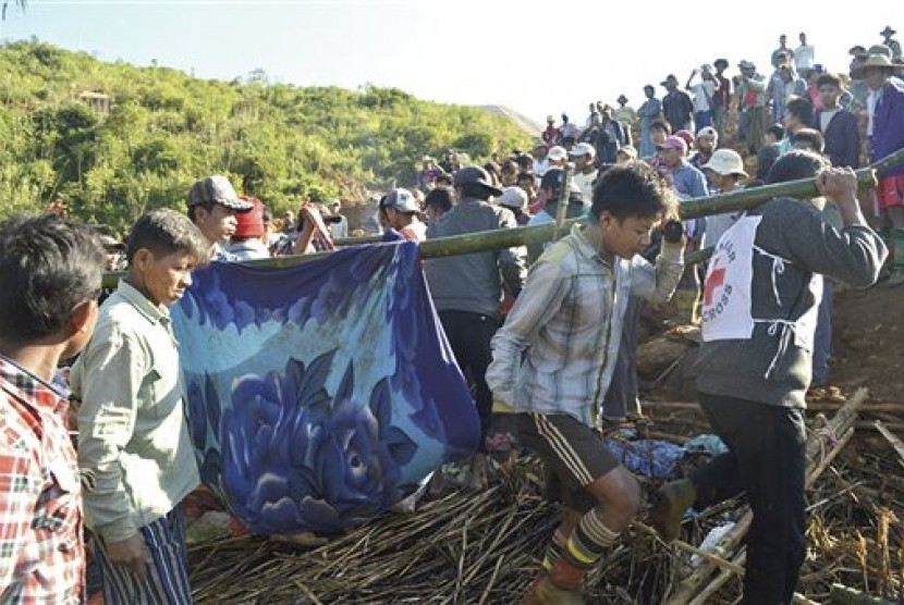 Proses evakuasi korban tewas longsor di tambang batu giok Myanmar, Sabtu, 21 November 2015.