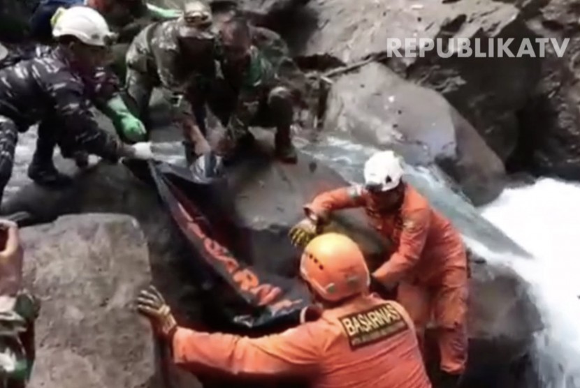 Proses evakuasi korban yang tertimpa longsor di air terjun Tiu Kelep, Senaru, Lombok Utara.