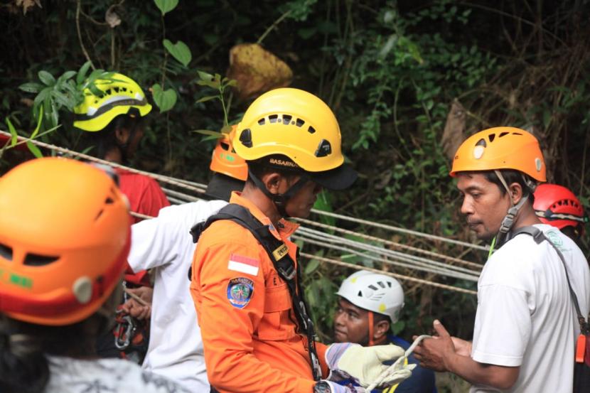 Proses evakuasi mahasiswa UNS Surakarta yang jatuh di Goa Braholo, Purwodadi, Kecamatan Tepus, Kabupaten Gunungkidul, DIY.