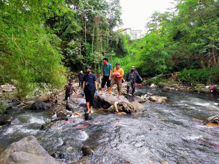 Proses evakuasi mayat bayi dari sungai oleh petugas dibantu warga. (Ilustrasi)