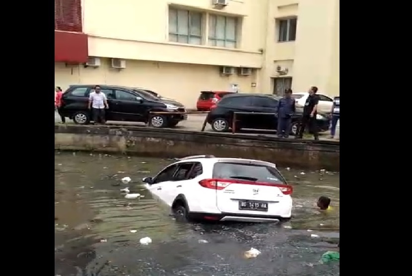 Proses evakuasi mobil tercebur di sungai di Palembang ini menjadi viral.