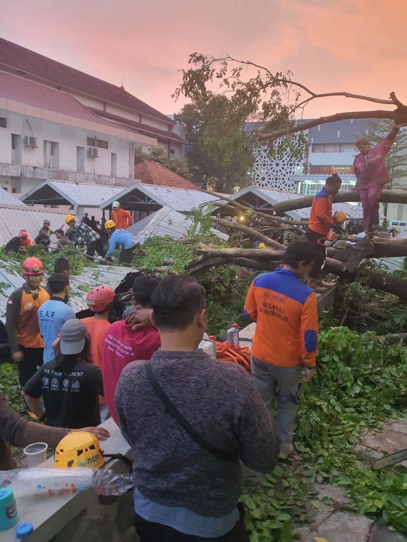 Proses evakuasi parkiran UMS yang roboh akibat tertimpa pohon karena hujan deras disertai angin, Kamis (26/10/2023).