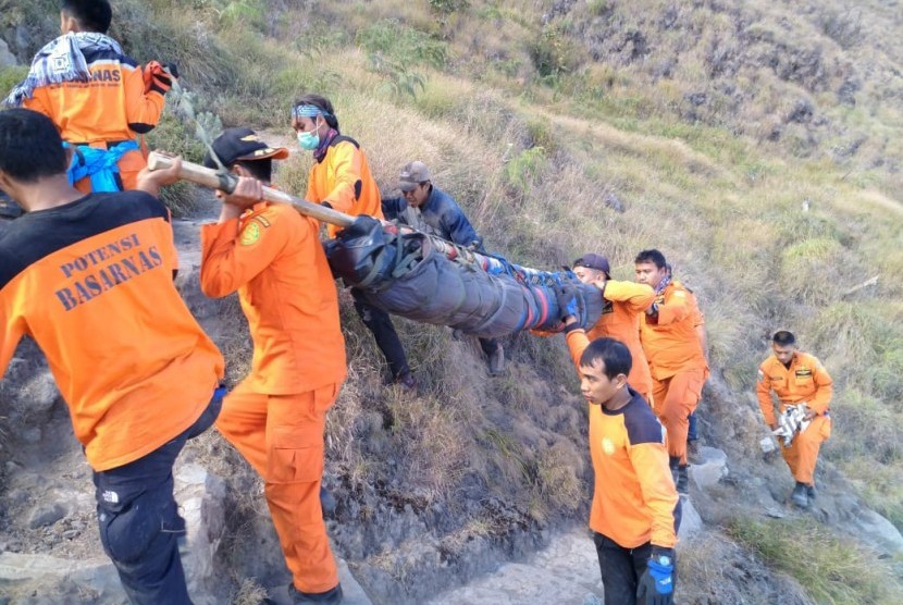 Proses evakuasi pendaki di Gunung Rinjani oleh tim SAR gabungan pada Selasa (31/7).