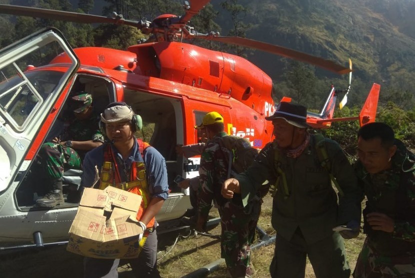 Proses evakuasi pendaki di Gunung Rinjani oleh tim SAR gabungan pada Selasa (31/7).