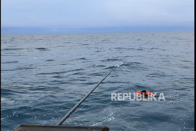 Proses evakuasi penyelamatan tiga nelayan hanyut oleh kru PHE OSES di perairan Pulau Sabira, Kepulauan Seribu.